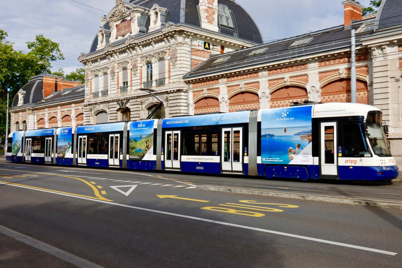 Total covering tramway à Genève
